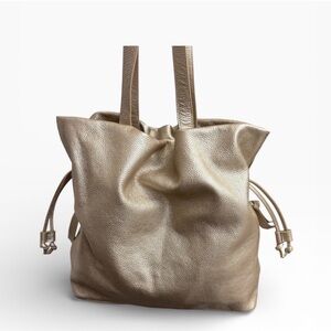 Tote Le Monde Gold Pebbled Leather Roma Clinch Bag